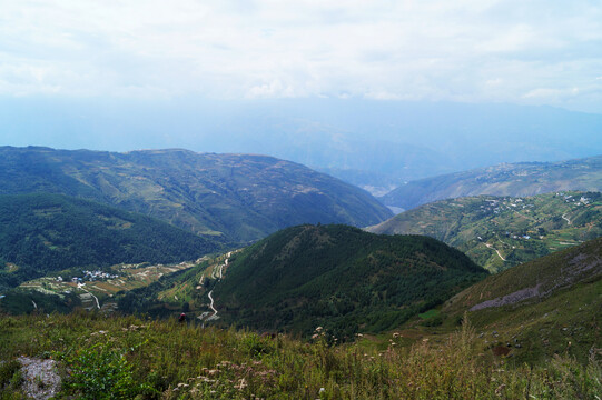 高山下的村庄