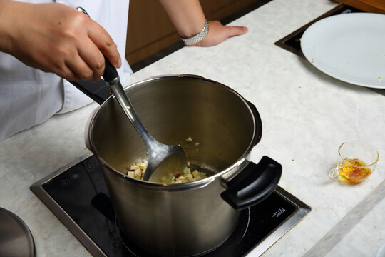 藏红花意饭配低温鳕鱼烹饪过程