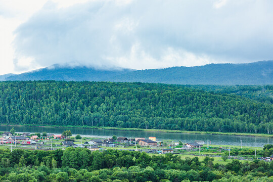 额尔古纳河岸村庄