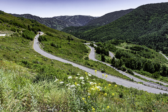 中国新疆阿勒泰山区美丽的公路