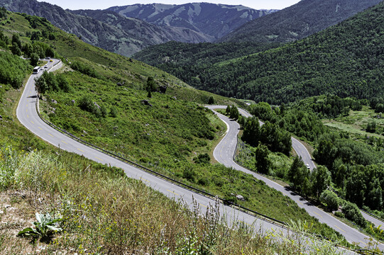 中国新疆阿勒泰山区美丽的公路