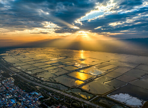 山西运城晨曦盐湖别样美