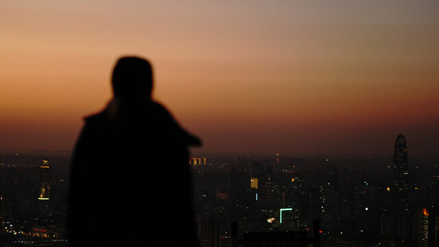 夕阳人物剪影