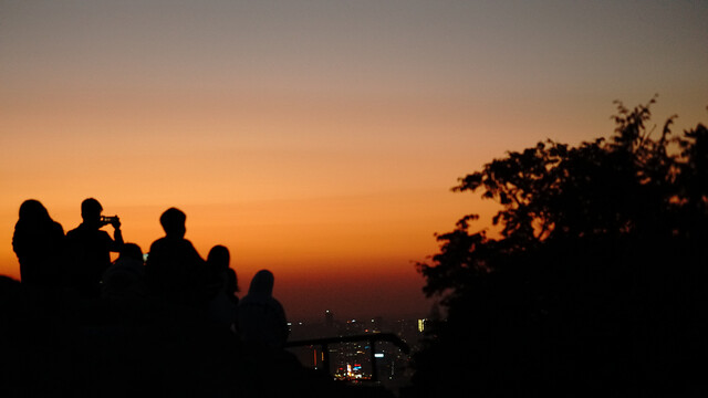 夕阳人物剪影