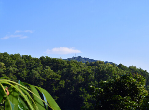 蓝天白云山区风景