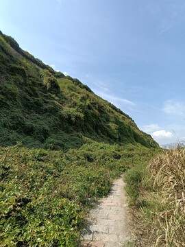 山青蓝天海边小路