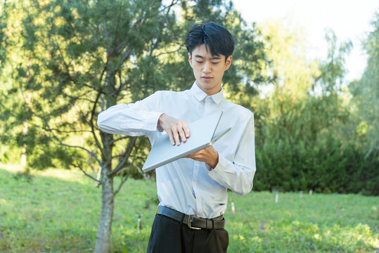 户外使用电脑的商务男性