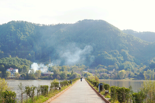 平湖秋色