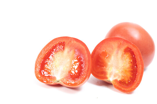 切开的西红柿白底图