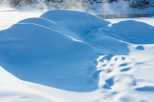 冬季冰雪河边雪包