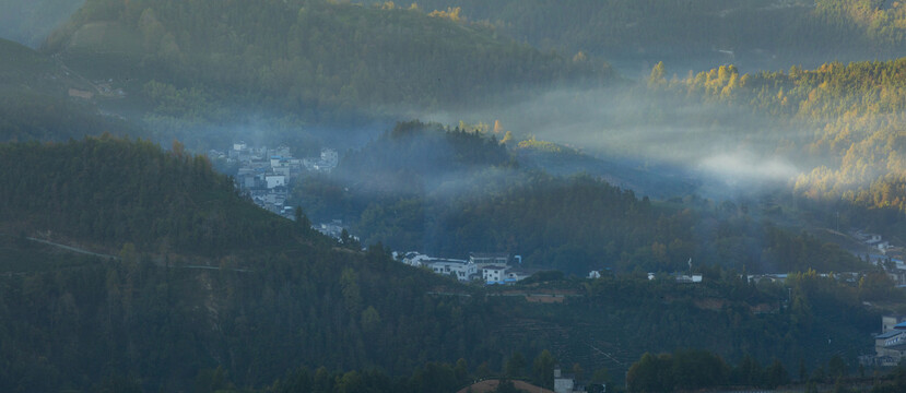 寬幅群山山巒山谷風(fēng)光照片