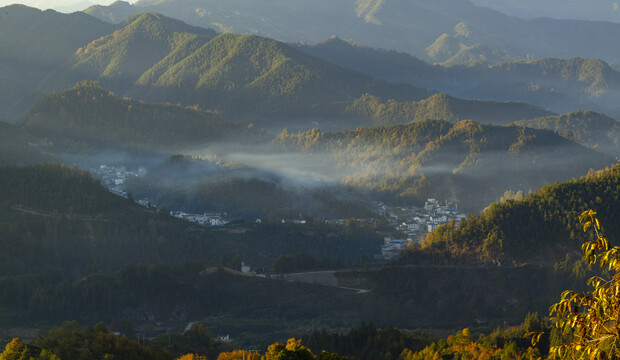 宽幅群山山峦山谷风光照片