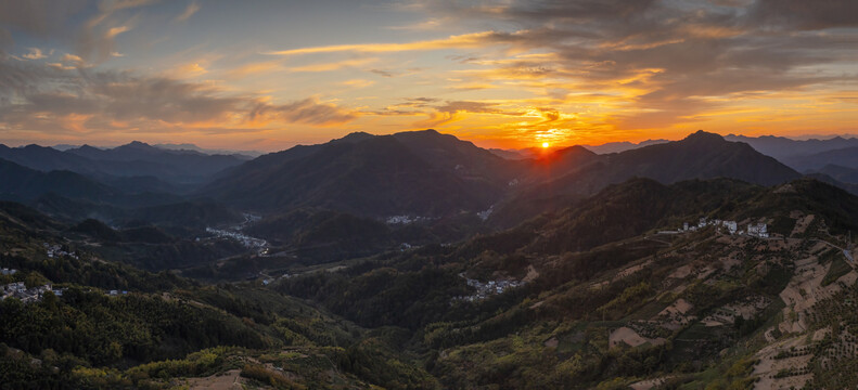 宽幅群山山峦山谷风光照片