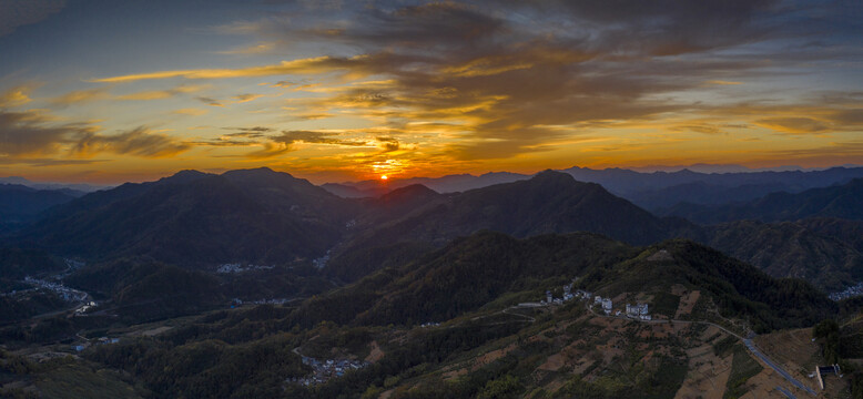 宽幅群山山峦山谷风光照片