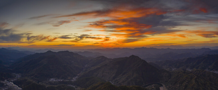 宽幅高山群山山谷村落夕阳图片