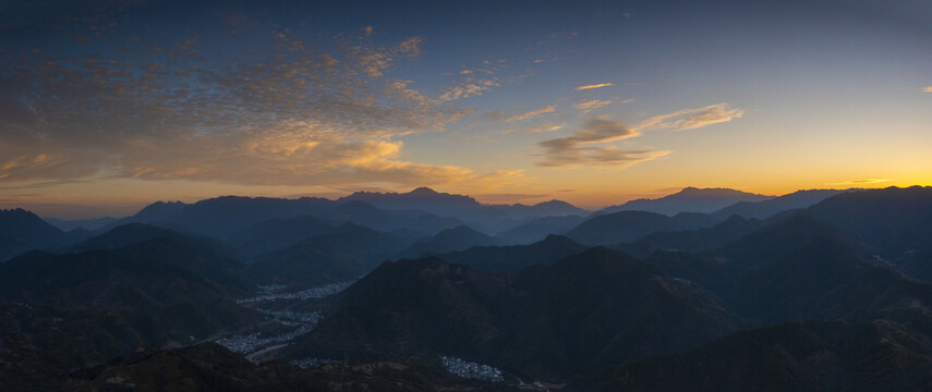 宽幅高山群山山谷村落夕阳航拍