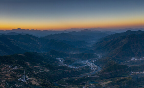 宽幅高山群山山谷村落夕阳图片