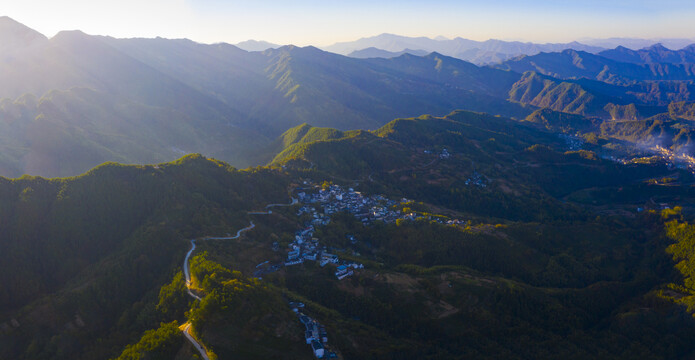 宽幅高山群山山谷村落夕阳图片