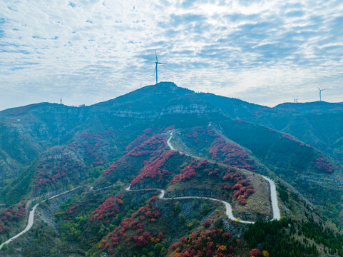 航拍济南章丘九顶山风车与红叶