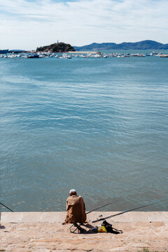 青岛海边老人钓鱼