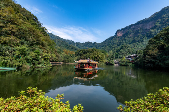 青城山月城湖游船