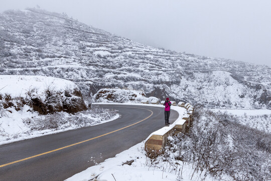 蜿蜒道路雪摄影师