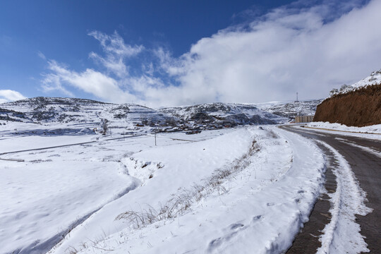 云南昭通大山包蓝天白云雪景