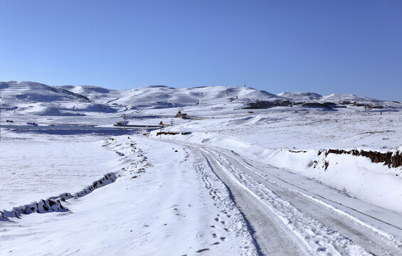 云南昭通大山包冰雪道路蓝天