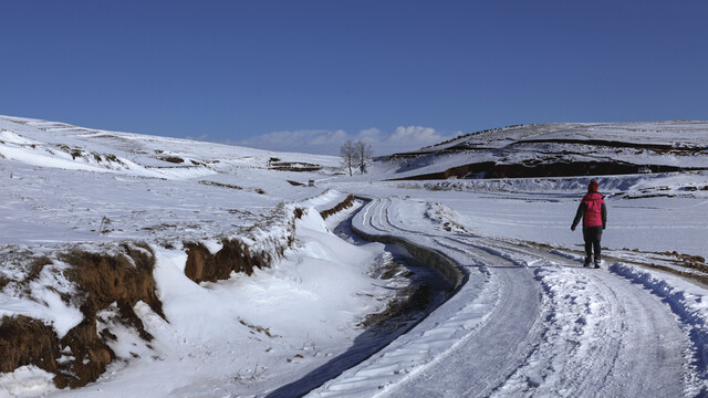 云南昭通大山包冰雪道路蓝天