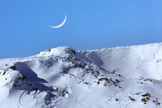 云南昭通大山包蓝天月亮雪山