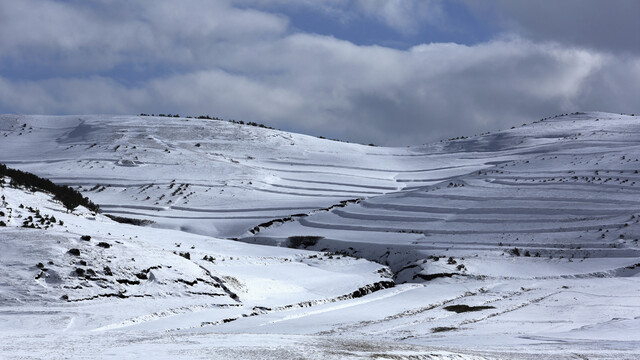 云南昭通大山包蓝天雪山风景