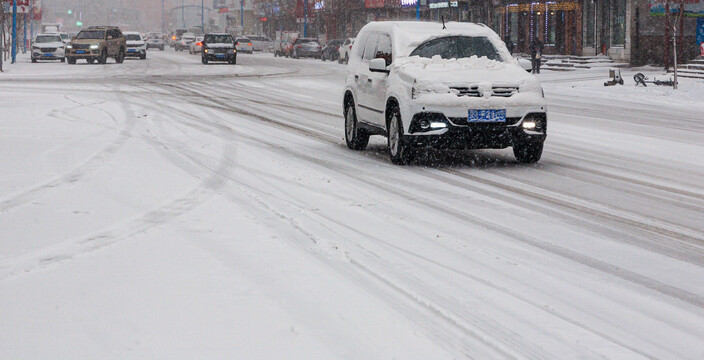 大雪街景汽车