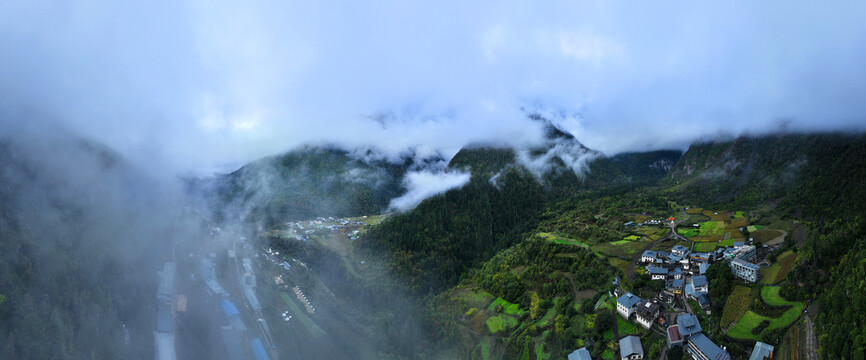 雨崩村航拍全景