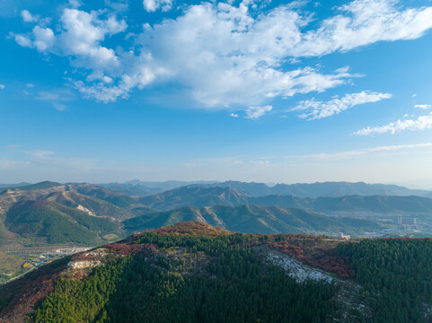 航拍济南蚰蜒山红叶