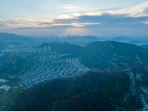 航拍济南蚰蜒山红叶