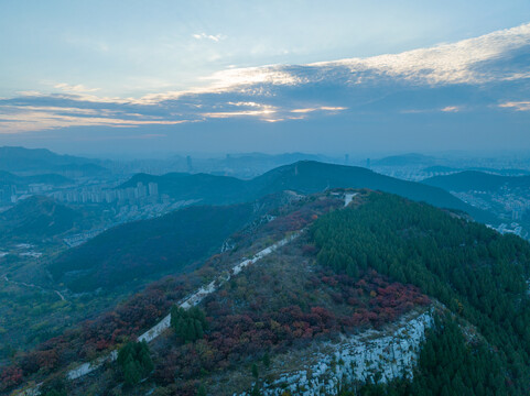 航拍济南蚰蜒山红叶