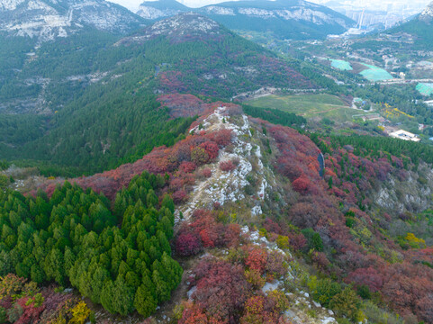 航拍济南蚰蜒山红叶