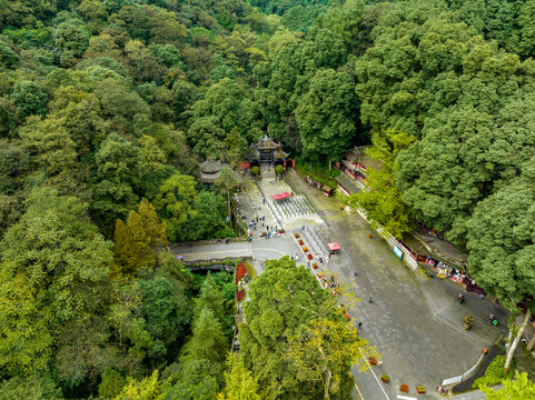 青城山前山景区大门及森林