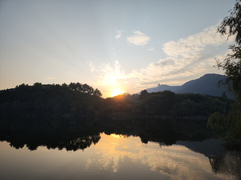 湖边的落日