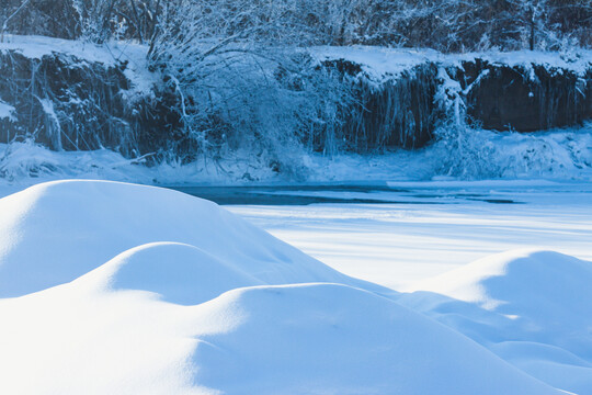 冬季不冻河雪包雾凇