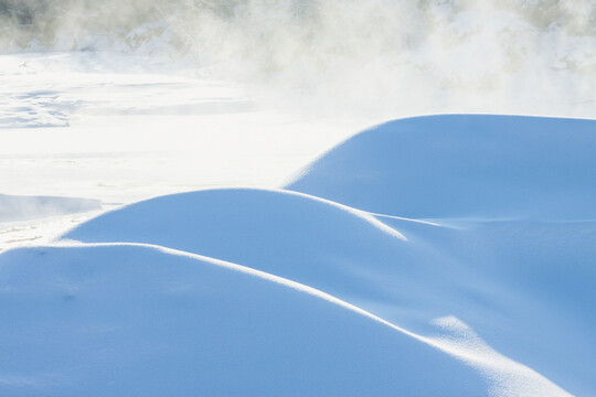 冬季河边雪包雪堆