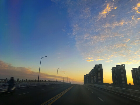 都市迎着朝阳的天空