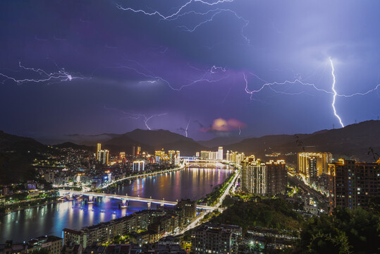 浙江丽水青田县城夜景闪电