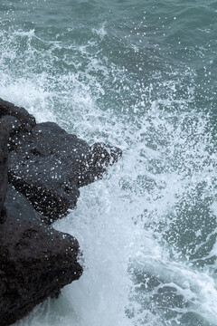 海浪打在礁石上溅起浪花