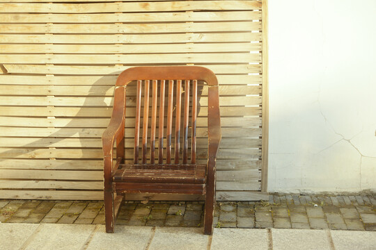 户外的老式木椅