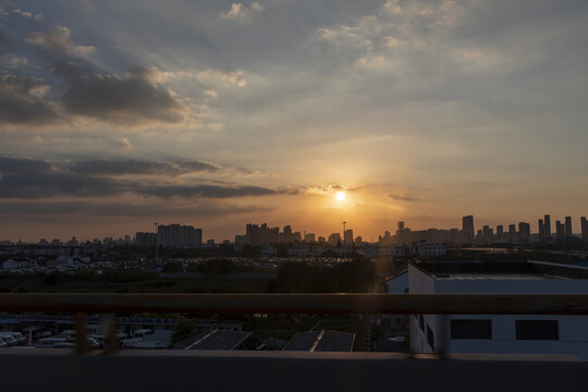 城市天际线日出