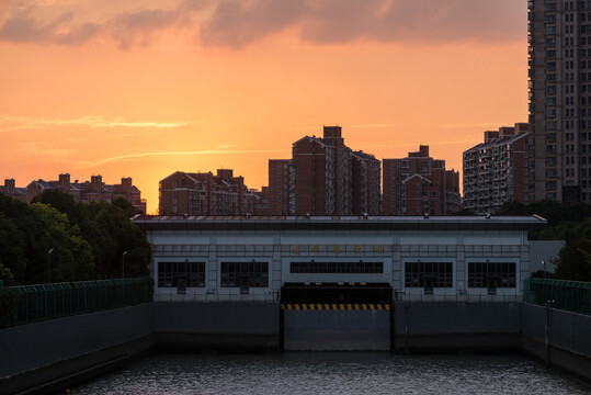 夕阳下的龙华港泵闸泵闸