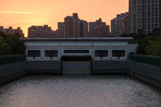 夕阳下的龙华港泵闸泵闸