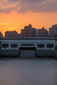 夕阳下的龙华港泵闸泵闸