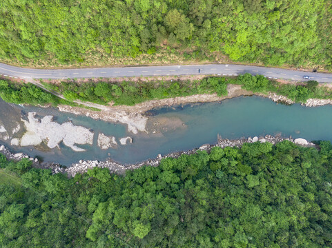 俯拍山谷河流公路